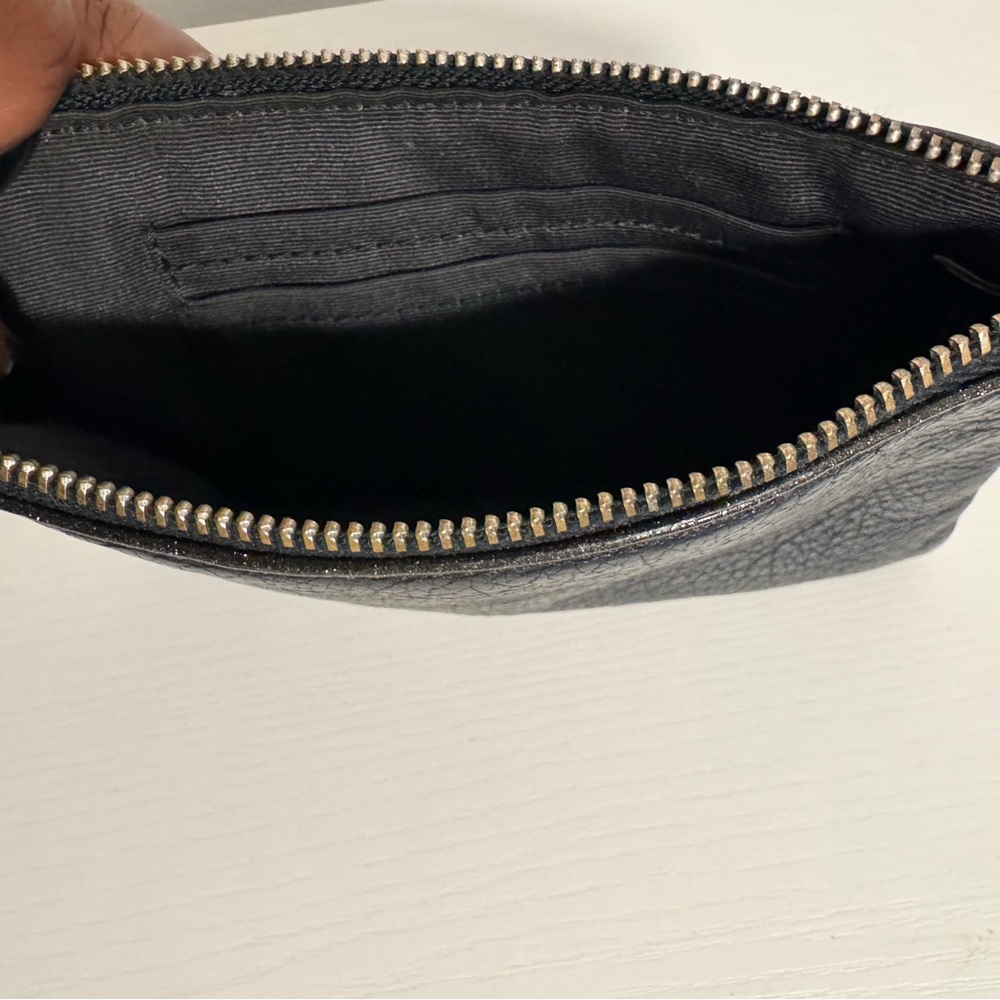 Elegant Black Zippered Wallet - Picture 5 of 5